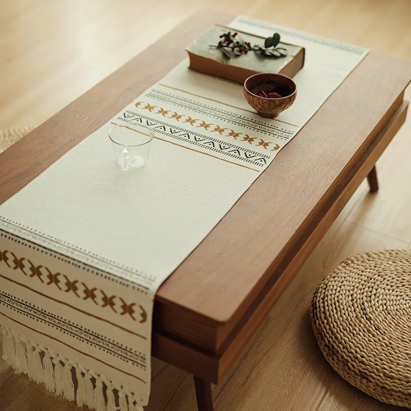 Скатерть DUNXDECO тканевая с геометрическим рисунком золотистыми и черными линиями |