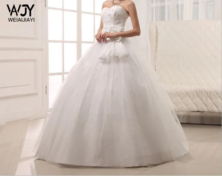 Низкая цена белое свадебное платье без бретелек со шлейфом аппликация жемчуг