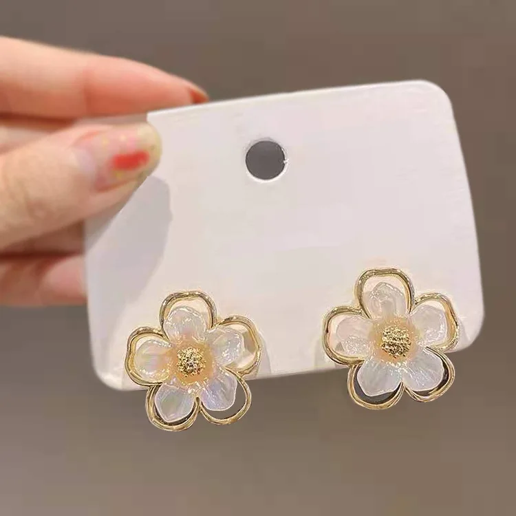 

2021 new French style white fashion trend simple shell five-leaf flower earrings retro Hong Kong style sweet and lovely earrings
