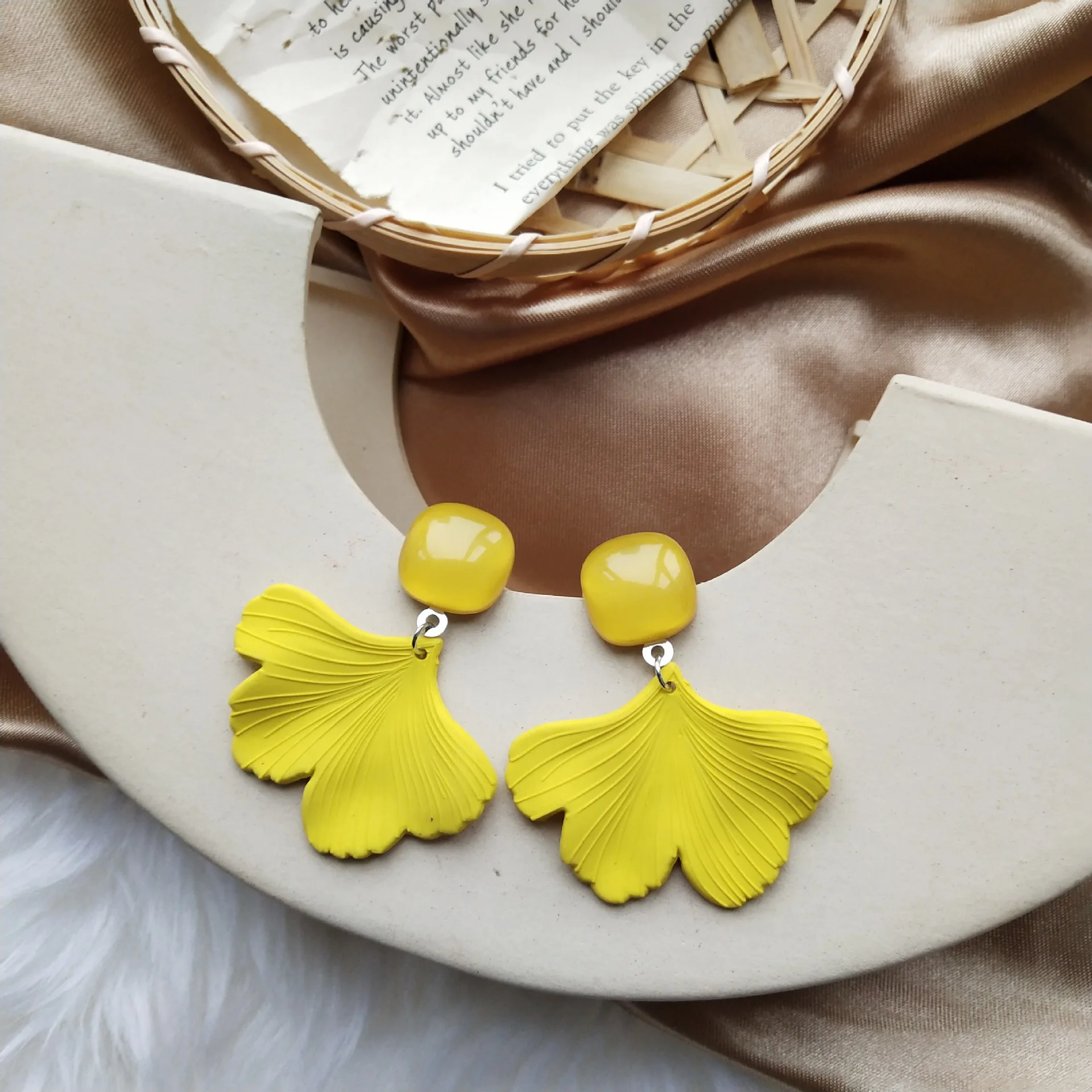 

SNCSDK 2020 Trendy NEW Summer Retro Yellow Ginkgo Leaf Exaggerated Temperament Leaf Girl Ear Clip Women's Stud Earrings Jewelry