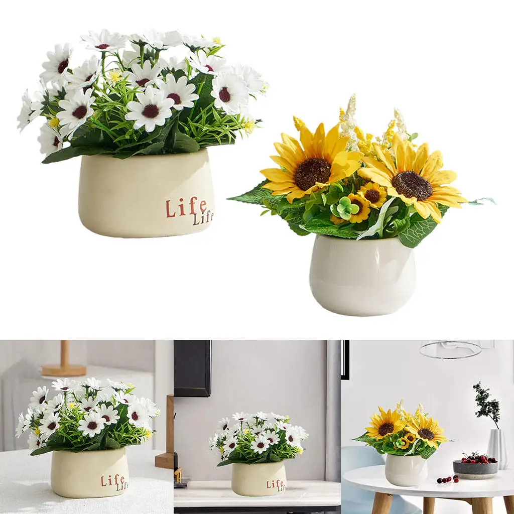 Маленький искусственный цветок растения с горшком для офисного стола