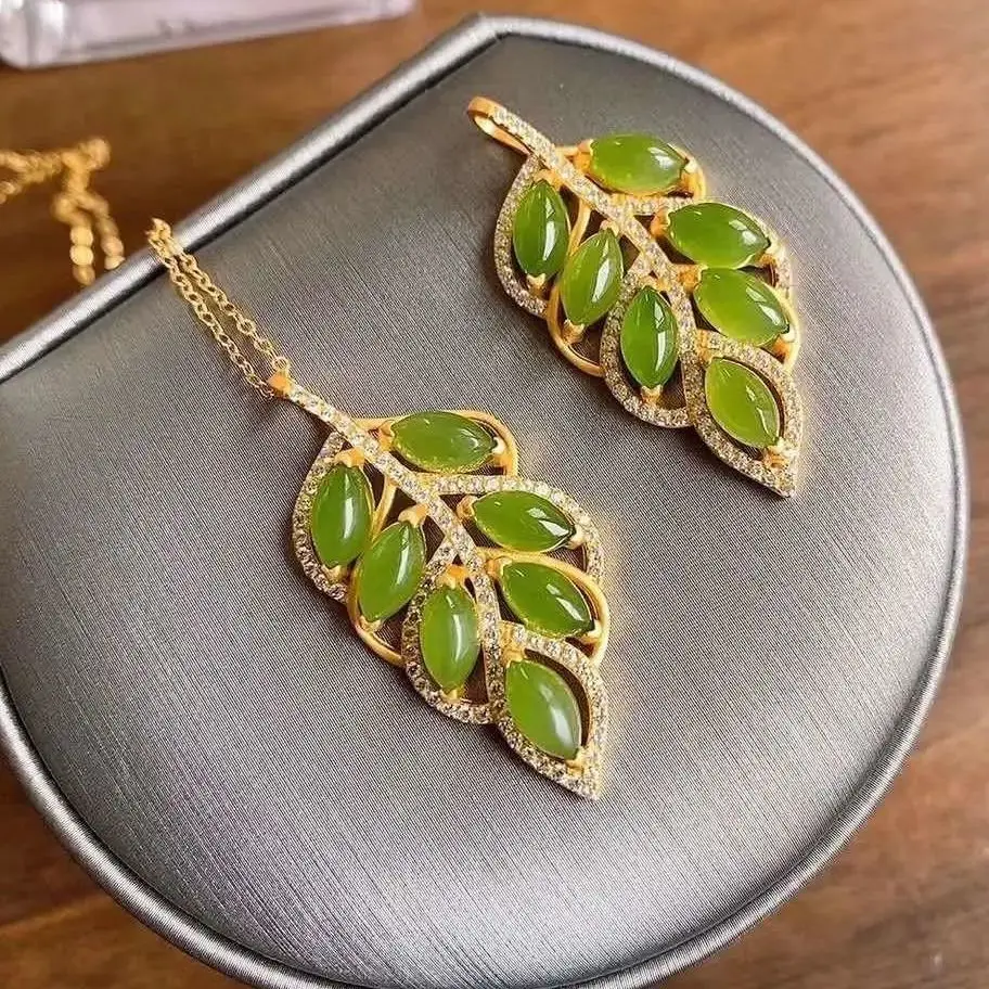 

Simple Elegant Natural Hetian Jade Leaf Pendant Female Jasper Descendants of the Rich Son S925 Sterling Silver Fairy Clavicle