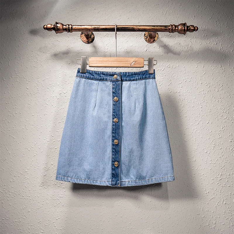 Женский джинсовый комплект из джинсовой куртки и мини юбки двух предметов синяя