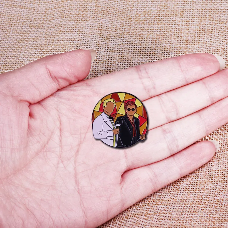 Жесткая эмалированная заколка с изображением ангела и демона вдохновленная