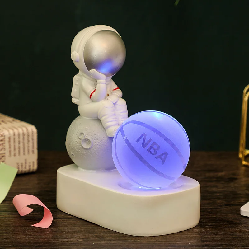 Светодиодный ночсветильник современный полимерный хрустальный шар астронавт