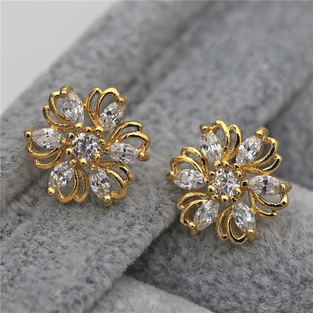 Женские серьги гвоздики золотого цвета с полым многослойным цветком из циркония