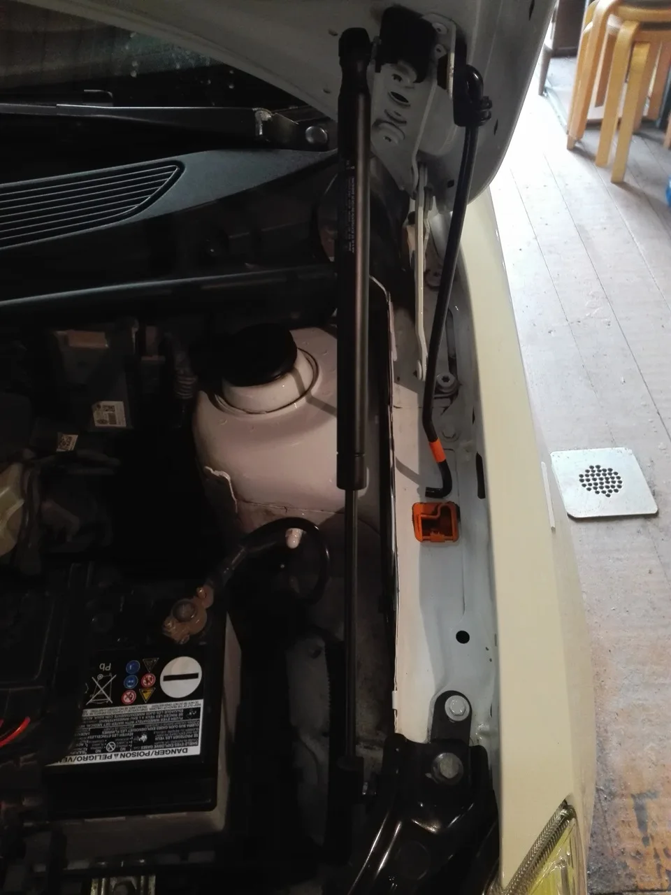 Амортизатор капота для SKODA Fabia / Roomster 2007 1 шт.|Амортизаторы| |