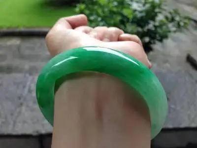 

Zheru Jewelry Natural Burmese Jadeite 54-62mm Light Green Two-color Bracelet Elegant Jewelry Gift for Mom and Girlfriend