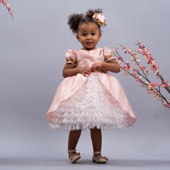 

Одежда для маленьких детей для дня рождения вечерние многоярусные платья с юбкой из тюля; С бантом золотистого цвета, платья принцессы с рук...