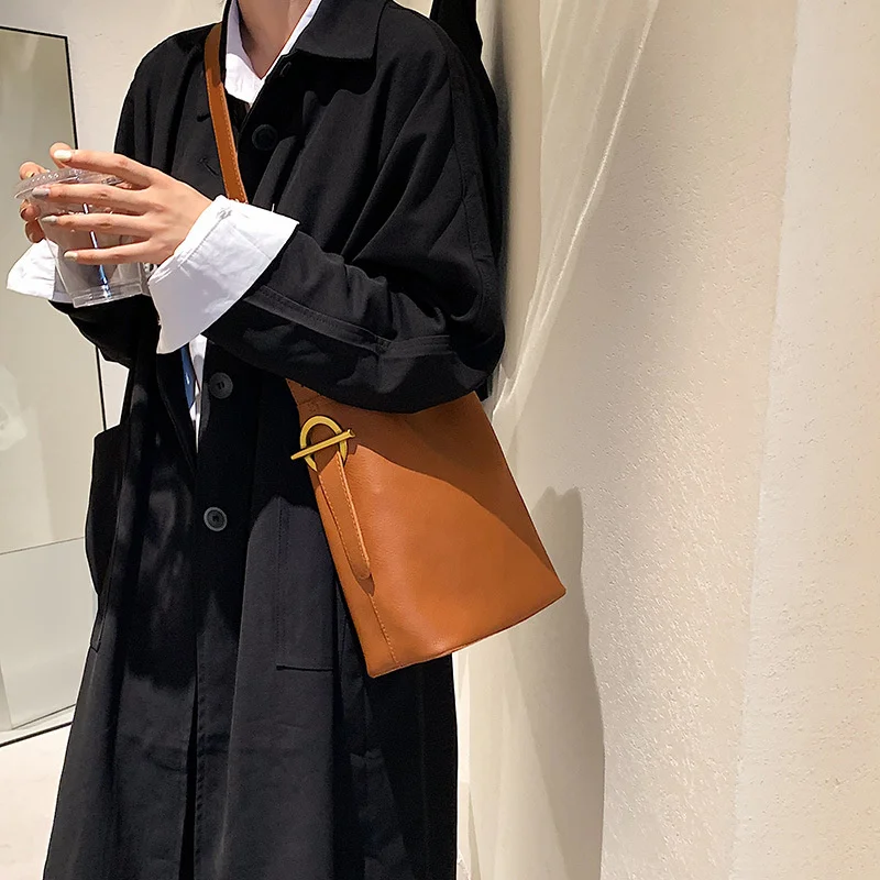 

Popular soft leather large capacity bag women's new fashion simple bucket bag versatile One Shoulder Messenger Bag