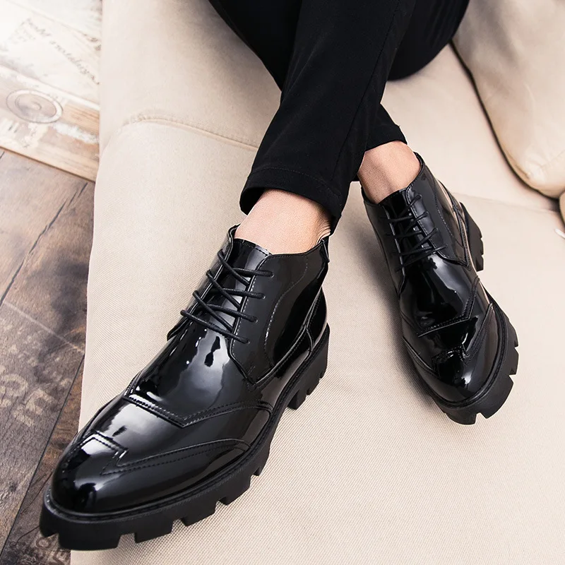 

Ботинки мужские из лакированной кожи, классические, на платформе, на шнуровке, черные анкл ботинки, кожаная обувь, ковбойские ботинки-помпон...