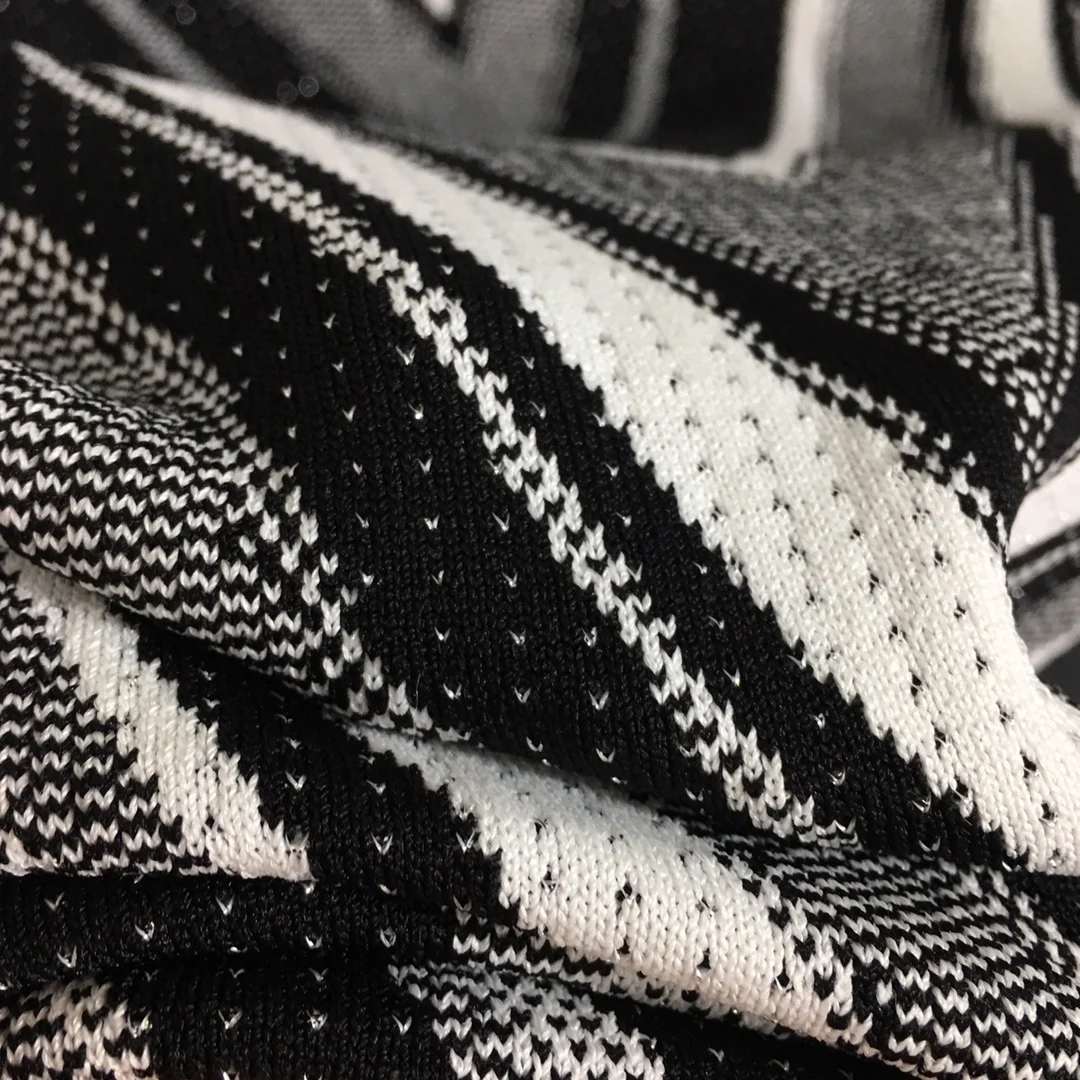 

Hoge Kwaliteit Luxe Herfst En Lente Vrouwen Zilver Goud Gesp Stiksels Lightning Stripe Print Lange Mouwen Gebreide Trui