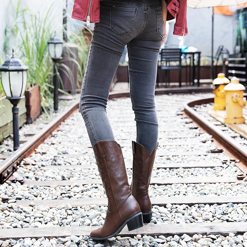 Классический вышивка Ботинки челси с острым носком Женские сапоги до колена