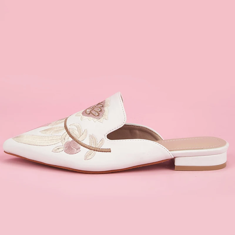 

Women Spring New Mules Slippers 2022 Female Pointed Toe Casual Outside Slides Fashion Embroider Shoes Ladies Low Heels Slippers