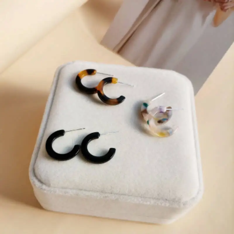 

Retro Temperament C-Shaped Resin Ear Ring For Women Irregular Pattern Earrings Small Ear Jewelry Fashion Jewelry Gift Girl 2021