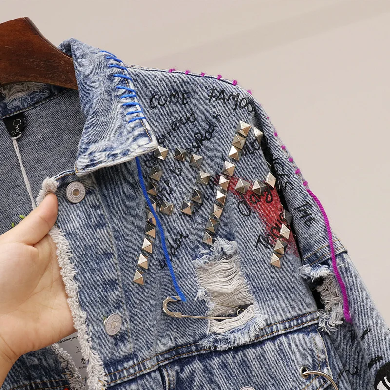 Женская джинсовая куртка с граффити короткая рваная вырезами по краям и