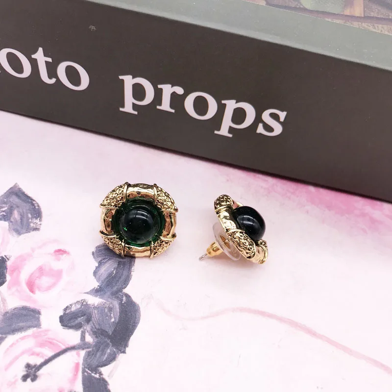 Винтажные серьги-гвоздики с текстурой зеленого и синего цветов опаловыми