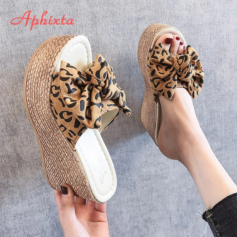 Aphixta замшевые леопардовые туфли на танкетке 9 см с бантом женские шлепанцы