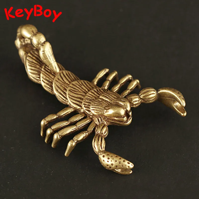 Брелок ручной работы из твердой латуни с изображением скорпиона брелок кулон