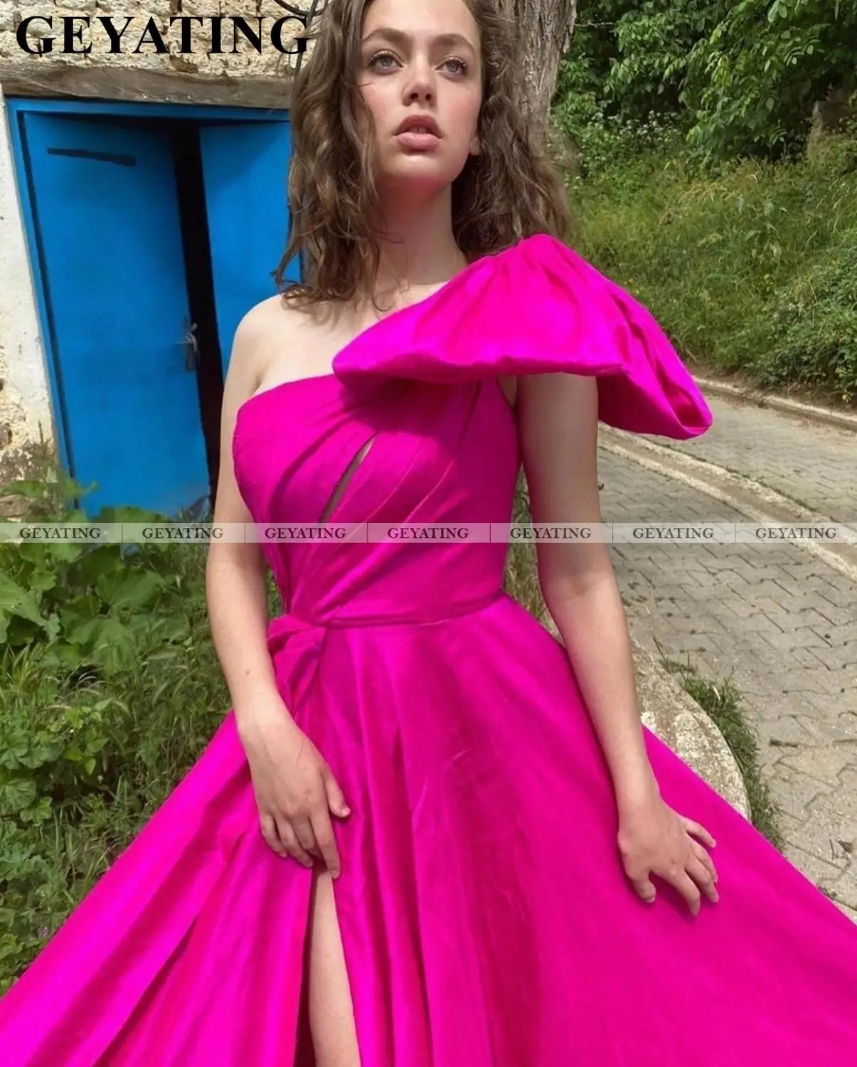 Ярко розовое платье на одно плечо для выпускного вечера с разрезом бантом фуксия