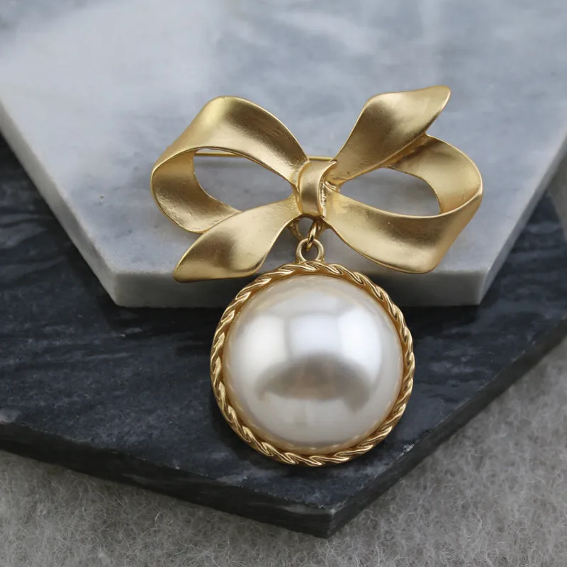 Japanese and Korean jewelry Vintage pearl bow ins matte women's anti-glare silk scarf buckle brooch | Украшения и аксессуары