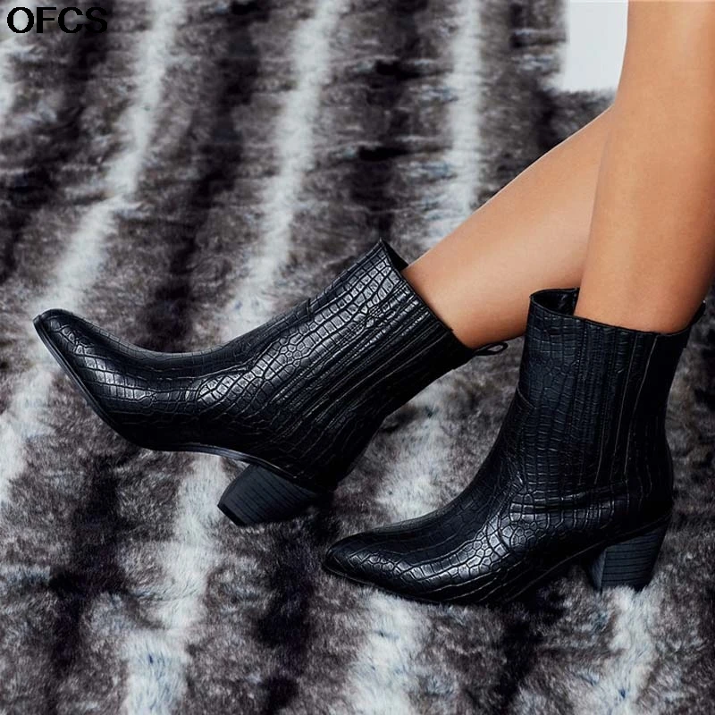 Белые черные ботинки из искусственной кожи со змеиным верхом и острым носком на