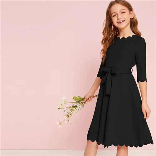 Черный SHEIN Kiddie/однотонное праздничное платье с зубчатым подолом для девочек с поясом, г., летние детские платья с высокой талией, милое ТРАПЕЦИЕВИДНОЕ расклешенное платье до колена - Цвет: Черный