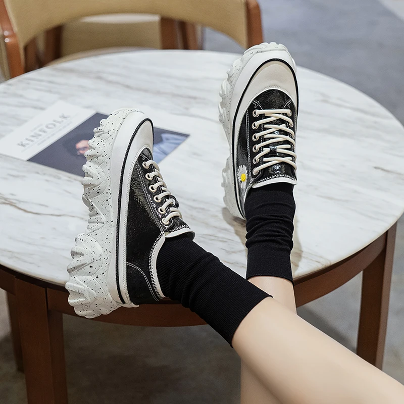 

2020 Autumn Fashion Sweet Style Platform Sneakers Chrysanthemum Embroider Women's Shoes Thick Soles Are Suitable College W34-54