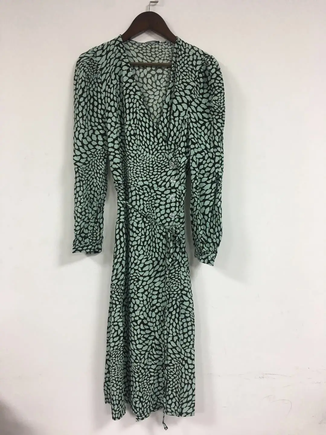 Женское платье миди с v образным вырезом и рукавами пузырьками Осень зима