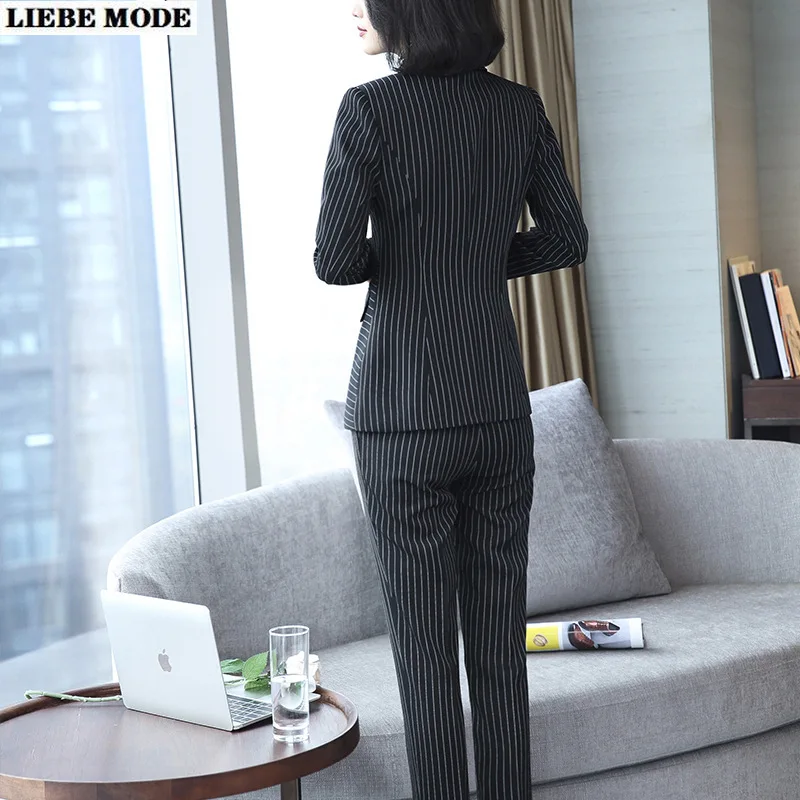 Женский брючный костюм элегантный офисный в полоску блейзер и брюки черного