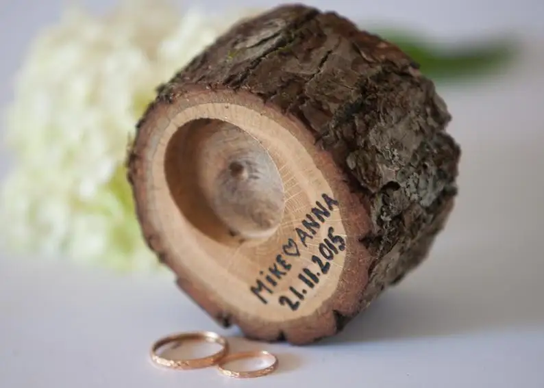 Уличные обручальные кольца с лужайкой свадебные в рустикальном стиле подушкой и