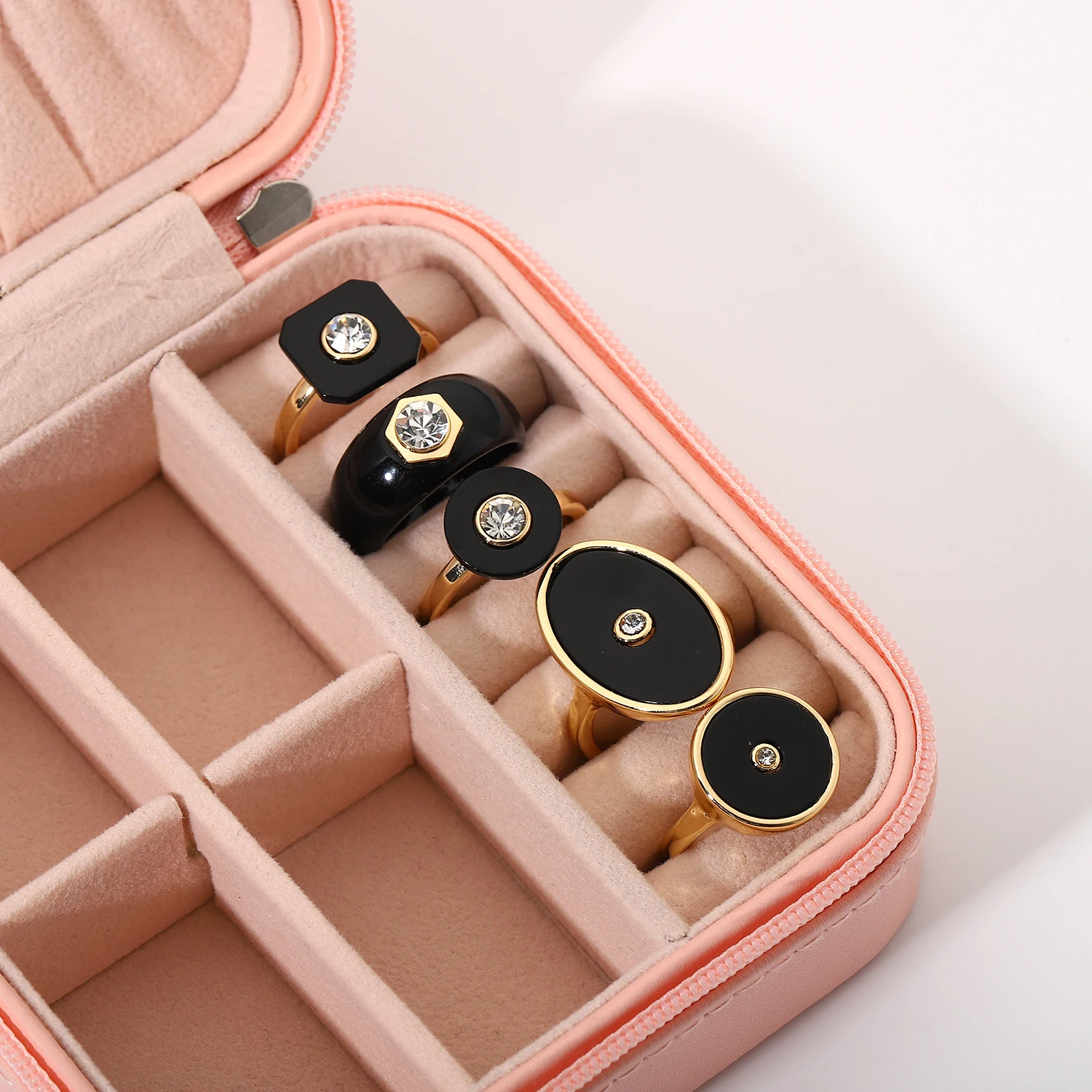 Геометрические Эмалированные кольца с прозрачными стразами черного цвета для