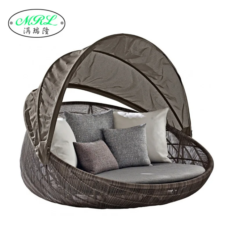 Комната с солнечным светом открытый плетеный стул диван чайный стол комбинация