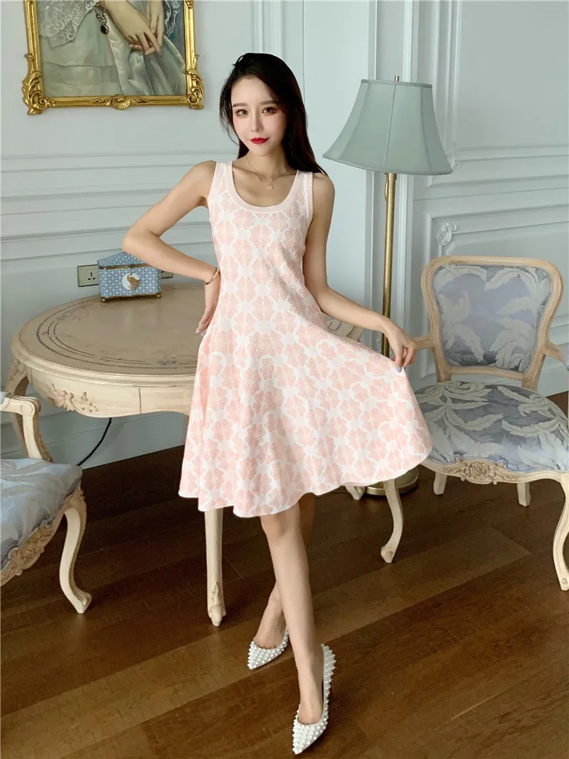 Женское жаккардовое платье без рукавов абрикосовое ТРАПЕЦИЕВИДНОЕ Бандажное из