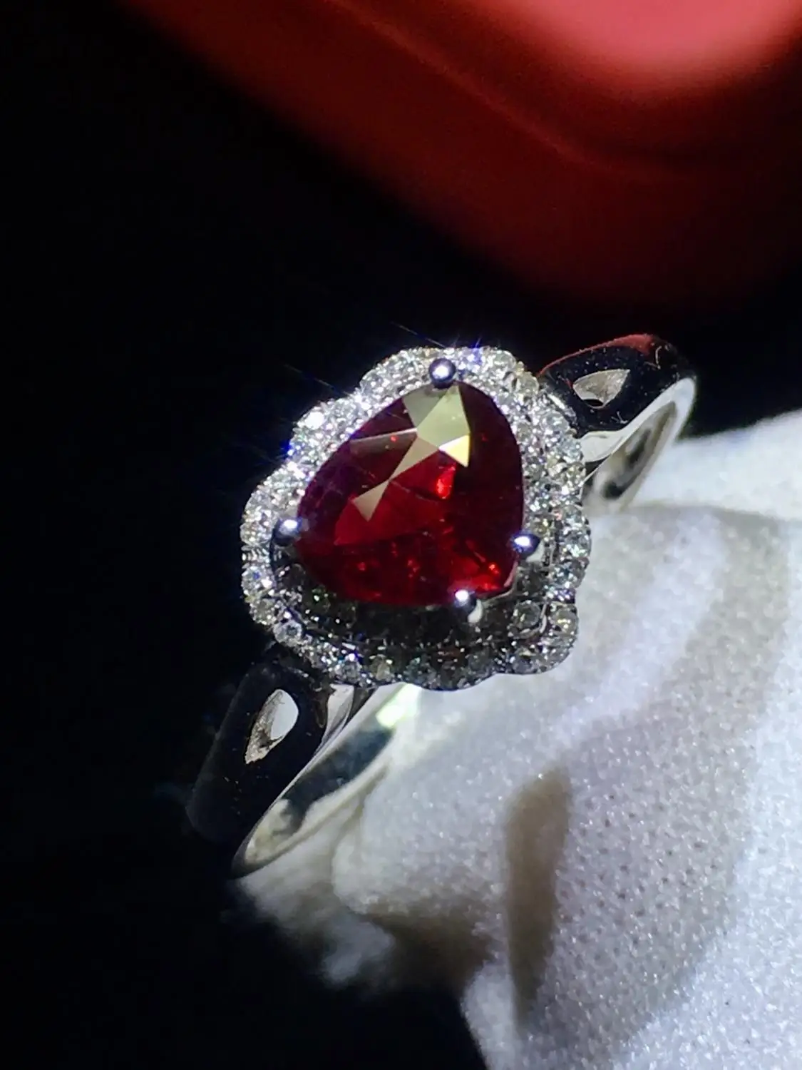 Женское Обручальное Кольцо из белого золота 18 К с красным Рубином 0 78 карата |