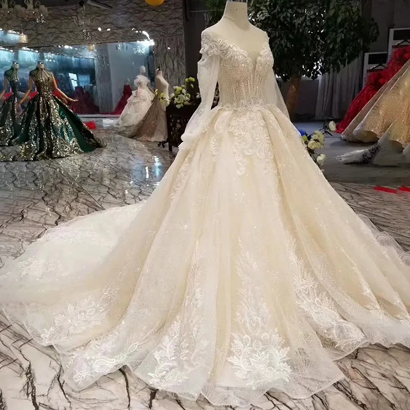 Платье свадебное цвета шампанского с длинным шлейфом круглым вырезом и длинными