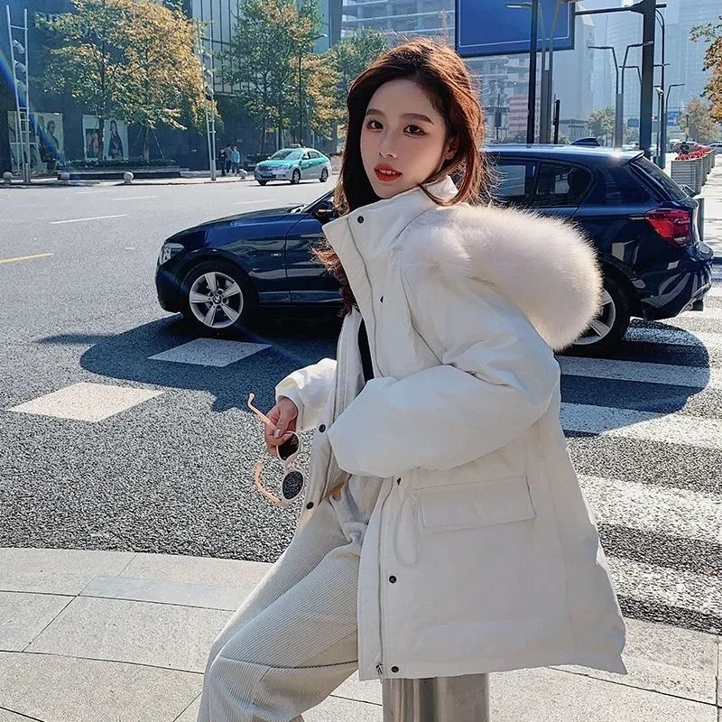 Женский пуховик средней длины с капюшоном и воротником из натурального меха |