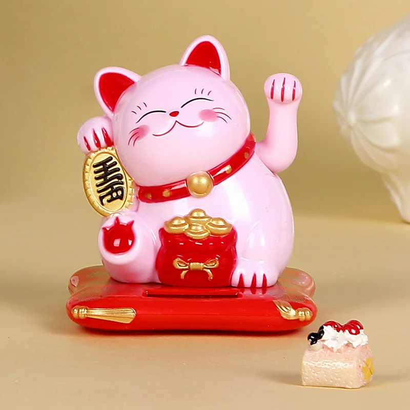 Новый милый приветственный Кот удачи на солнечной батарее с машущей рукой