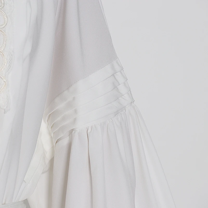 Женское мини-платье TWOTWINSTYLE белое с длинными рукавами-фонариками вышивкой и