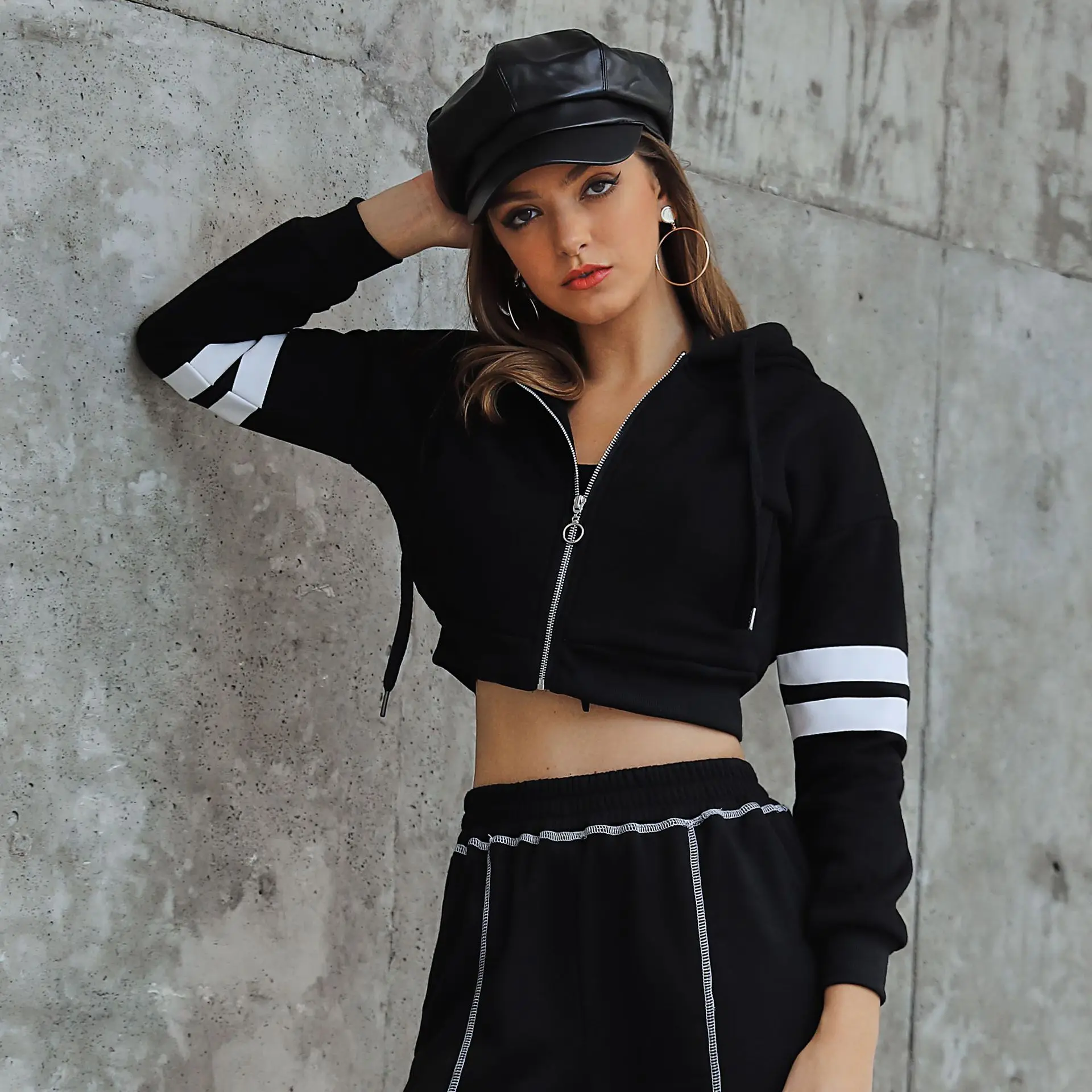 укороченная толстовка женская с капюшоном осенняя одежда 2019 черная на молнии