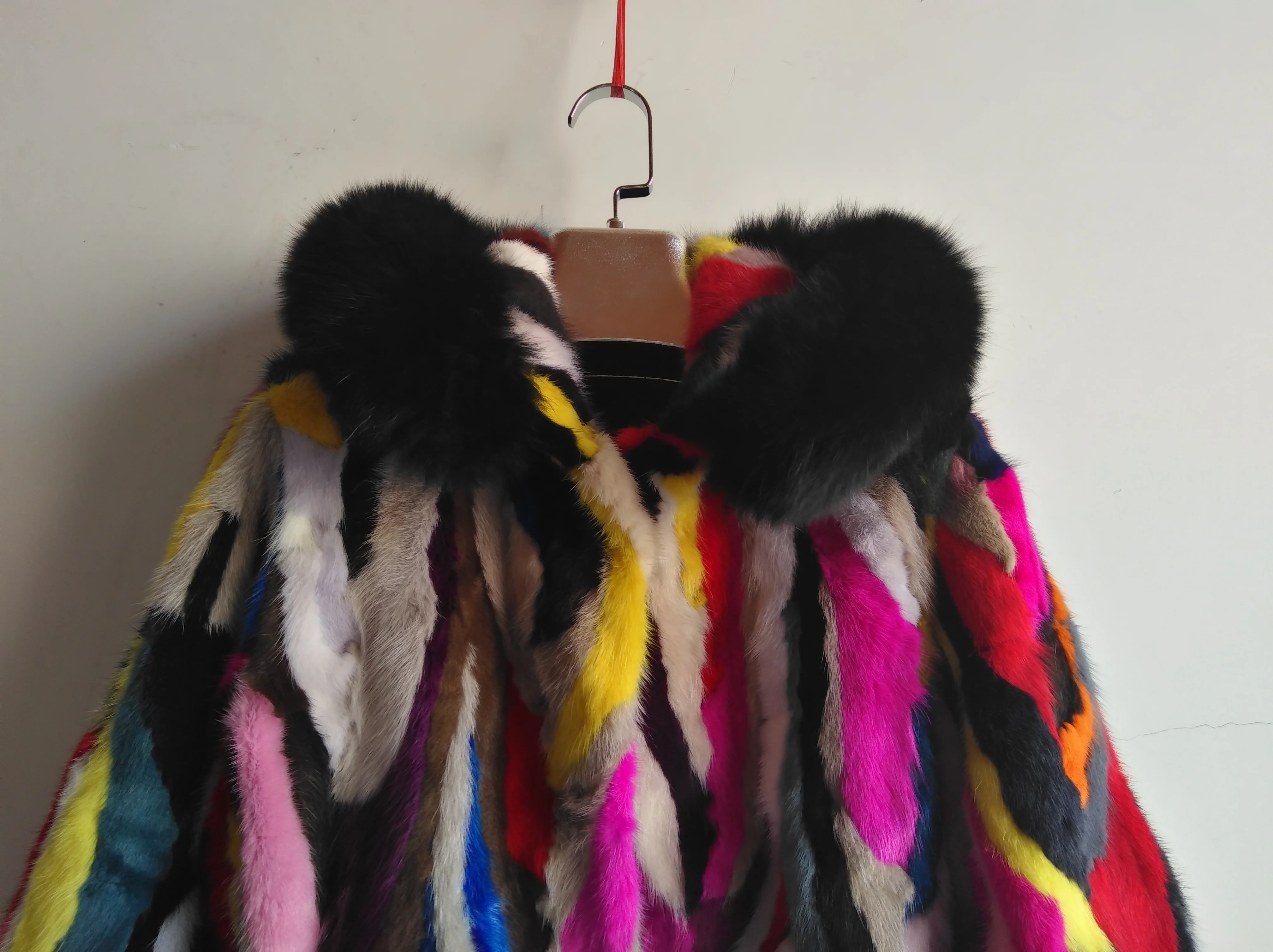 Женская разноцветная шуба из натурального меха норки зимняя с лисьим мехом на