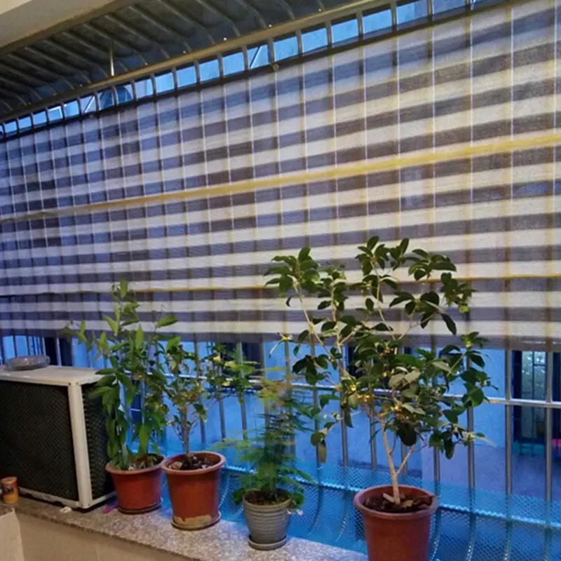 Серый и белый навес от солнца сетчатый тент парус окно сад двор растение укрытие