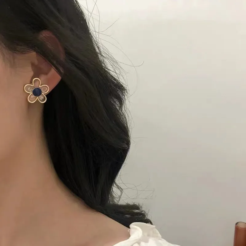 Минималистичные темпераментные прозрачные серьги в форме цветка с глазурью