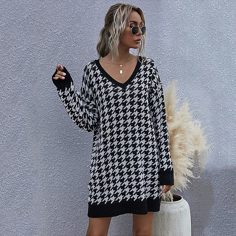 

Женское трикотажное платье-свитер с длинным рукавом и V-образным вырезом