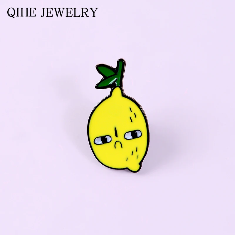Недовольный желтый лимонный эмалированный значок с мультяшными фруктами