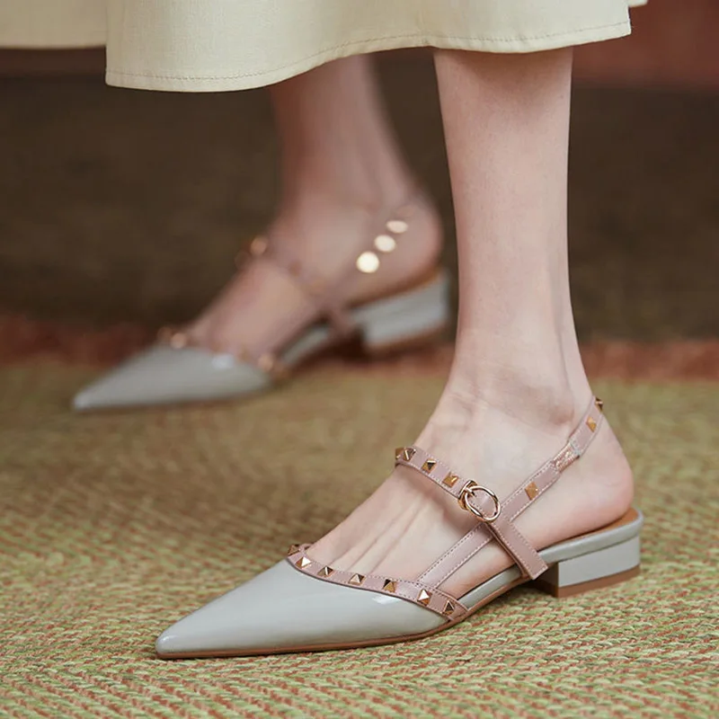

2021 Summer Women Flats Pointed Toe Sandals Rivets Buckle Strap Ladies Shoes Patent Leather Designer Shoes