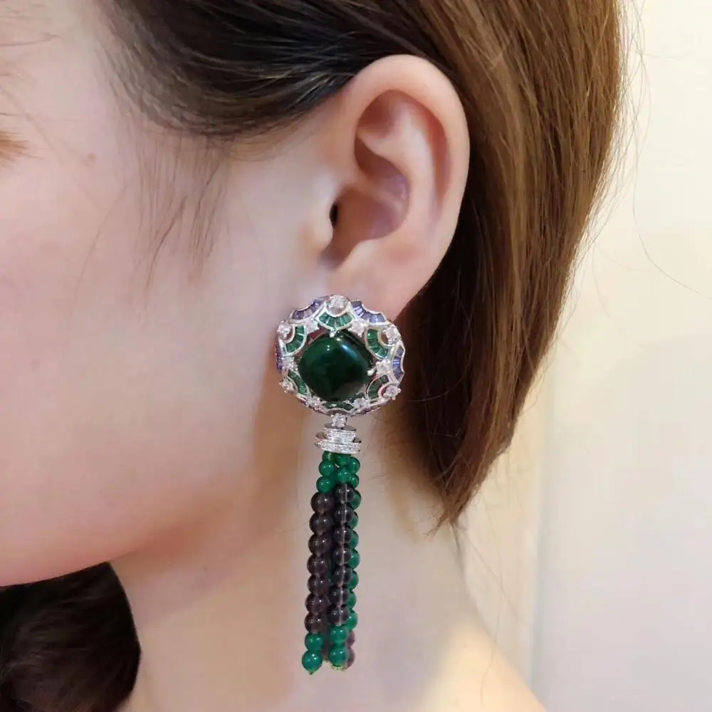 Натуральные изумрудные сережки с длинной бахромой зелёными камнями камень