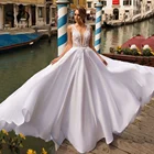 Платье свадебное атласное с V-образным вырезом, открытой спиной и кружевной аппликацией