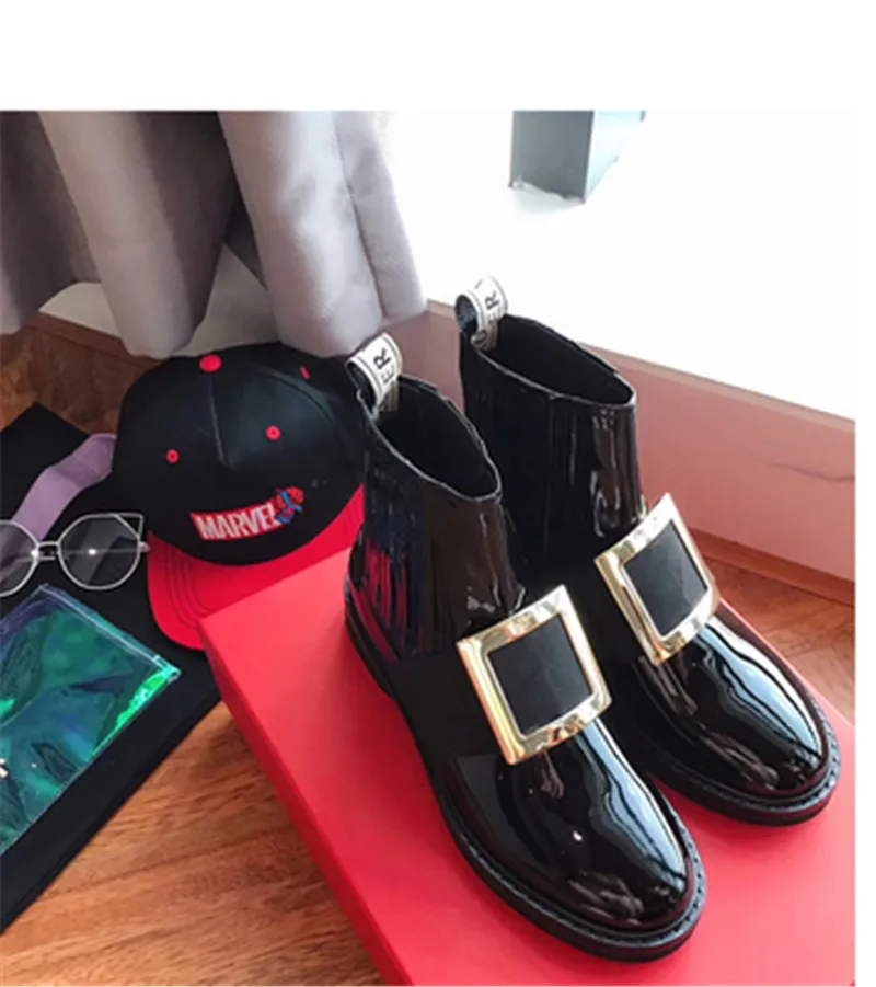 Женские ботинки со стразами и пряжкой черные блестящие кожаные ботильоны