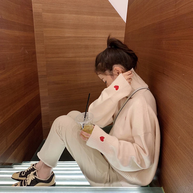 Свитер женский трикотажный с высоким воротником и узором в виде сердечек |